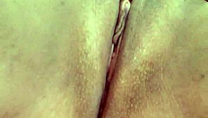 Pretty amateur novinha masturbates until her wet pussy orgasms beautifully