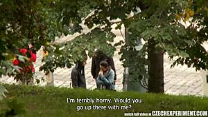 Wow, perempuan remaja pelacur! Berani ke kau hisap kontol orang asing betul-betul di jalan?