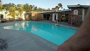 scarlett johnson gives a poolside blowjob to the left