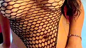 Lesbiana sentada caliente deja correr en boca durante masturbación