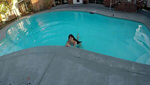 scarlett johnson gives a poolside blowjob to the left