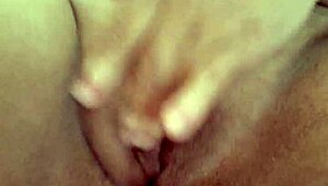 Pretty amateur novinha masturbates until her wet pussy orgasms beautifully
