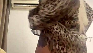 Teen guapa 18+ en lencería provoca con movimientos sexys y tatuaje