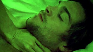 Rubia sexy de sorority folla apasionada en la ducha con aire inocente