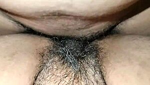 Mujer madura mexicana penetrada profundo en escena amateur casera con verga gruesa.