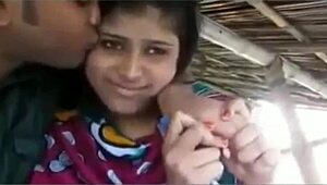 Deux couples d'étudiants baisent fort dans hutte cosy