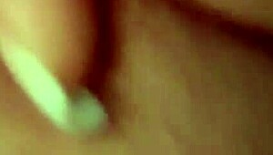 Gostosa masturbates solo with small tits part 2