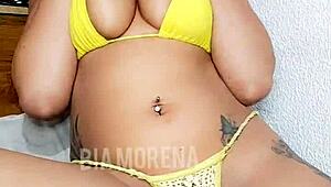 gostosa tatuada showing off her sexy brazilian body