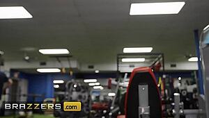 Gymfluencer Elana Caught Joey Spying During Workout