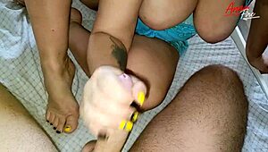 Stepmom berlekuk dengan dada besar di baju ketat bantu selesai di kamar tidur