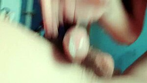 me aprovecho de mi inquilino llega a casa ebrio y me pongo encima de su verga blanca y gruesa