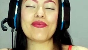 want to hear me moan in this private chat? i'm flashing for my follower