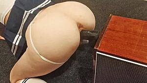 Lille teen med stram grebende fisse rider hårdt på stor sort dildo - Åh mand!