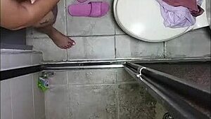 Hey, så du det skjulte kamera i mit badeværelse der fanger mig fingre mine huller og slikke dem efter?