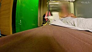 Hostel gemengde kamer wordt wild met gedeelde badkamer handjob van schattige Italiaanse buurvrouw