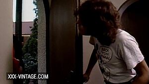 Έντονο βιντάζ κουμπάρισμα και σκληρό σεξ με ορνιά γειτόνισσα ξανθιά