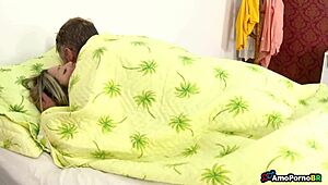 Pasierbica i ojczym zakradają się ignorując obecność macochy 😏