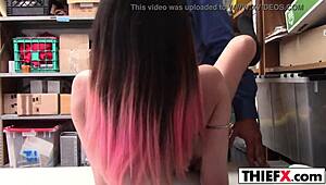 Wah, Pencuri Cantik Ketahuan dan Dapat Kontol Besar!