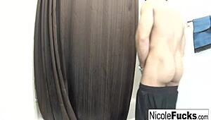 니콜 애니스톤 샤워실에서 좆나게 박히는 중!