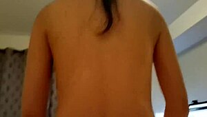 Esposa asiática super mojada monta duro al marido hasta correrse