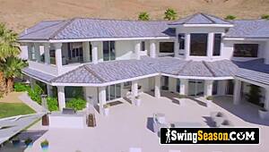 Гореща блондинка мачка получава масаж на дупето преди здраво ебане в мръсна суингърска оргия