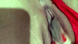 فتاة لاتينية تفرك كسها بإحساس رهيب وشغف في فيديو حميم