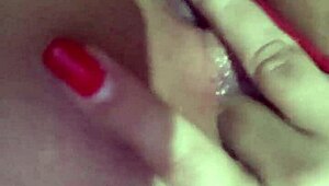 فتاة لاتينية تفرك كسها بإحساس رهيب وشغف في فيديو حميم