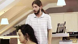 Pria Daddy4k Abaikan Pacar Erica Black Jadi Dia Ngentot Ayahnya