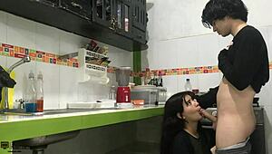 mírame mientras te chupo esa polla enorme, no acabes rápido