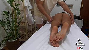 ラティーナ妻タントラマッサージでセラピストチンポ鷲掴み