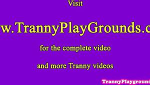 Ωχ, λατρεύω να βλέπω αυτή την ερασιτέχνη τρανς να καταπίνει βαθιά αυτό το τεράστιο πούτσο!