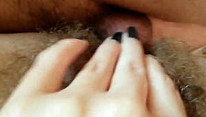 Mec, j'arrive pas à croire comment j'ai martelé sa chatte poilue... éjaculation rapprochée avec ma copine au gros clito !