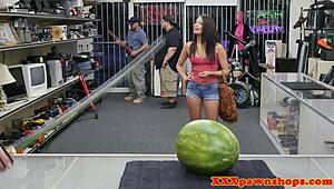 amateur pawner sucking before sex for cash 💸