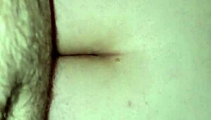 Hei, vrei să vezi cum se supune cu pizda udă pentru un creampie dezordonat?