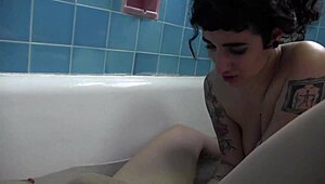 Sandy and Arabelle get off in the bathtub