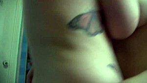 Η Sandy και η Arabelle καβλώνουν στη μπανιέρα