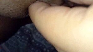 ראית פעם לטינה שמנה עם דגדגן ענק רטוב מתחילה בבית?