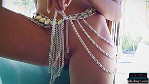 巨尻エマ・ヒックスがプレイボーイでトレーラーハウスソフトヌード披露