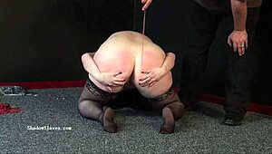 Hey, bu şişman amatör kız Emma'nın büyük memeleri hardcore BDSM'de kamçılanıyor.