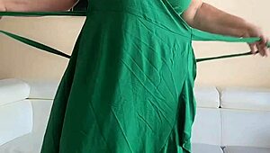 60-летняя бабуля танцует и раздевается догола для удовольствия! 😍 Хочешь увидеть её движения?