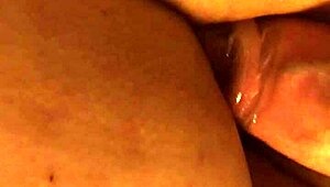 הזונה לוקחת את הזין עמוק בתחת הגדול שלה