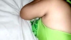 Весело посещение при лелята в елф костюм, вземам коледния подарък