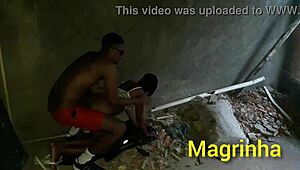 putaria rolando na casa abandonada na favela magrinha entrando na pirocada ate fazer o neg�o pirocudo gozar