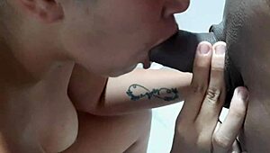 encuentro a mi hermanastra puta tocándose las tetas, entro y me chupa