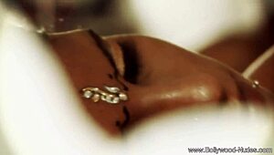 Kulit perunggunya berkilau sambil menggoda telanjang