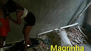 putaria rolando na casa abandonada na favela magrinha entrando na pirocada ate fazer o neg�o pirocudo gozar