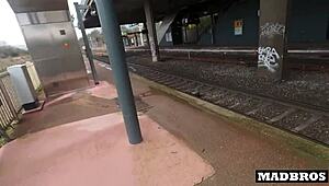 Ej, hoćeš da znaš kako sam jebao debelu guzu čileanskog prijatelja u javnom vozu?