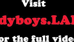 Jeg er besatt av denne tatoverte ladyboyen som sprer sin runde ræv solo