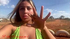 bibi tsunami causing chaos topless by the roadside in varjão de minas - mg