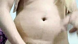 travesti MASTURBANDOSE rico en crossdressing session.